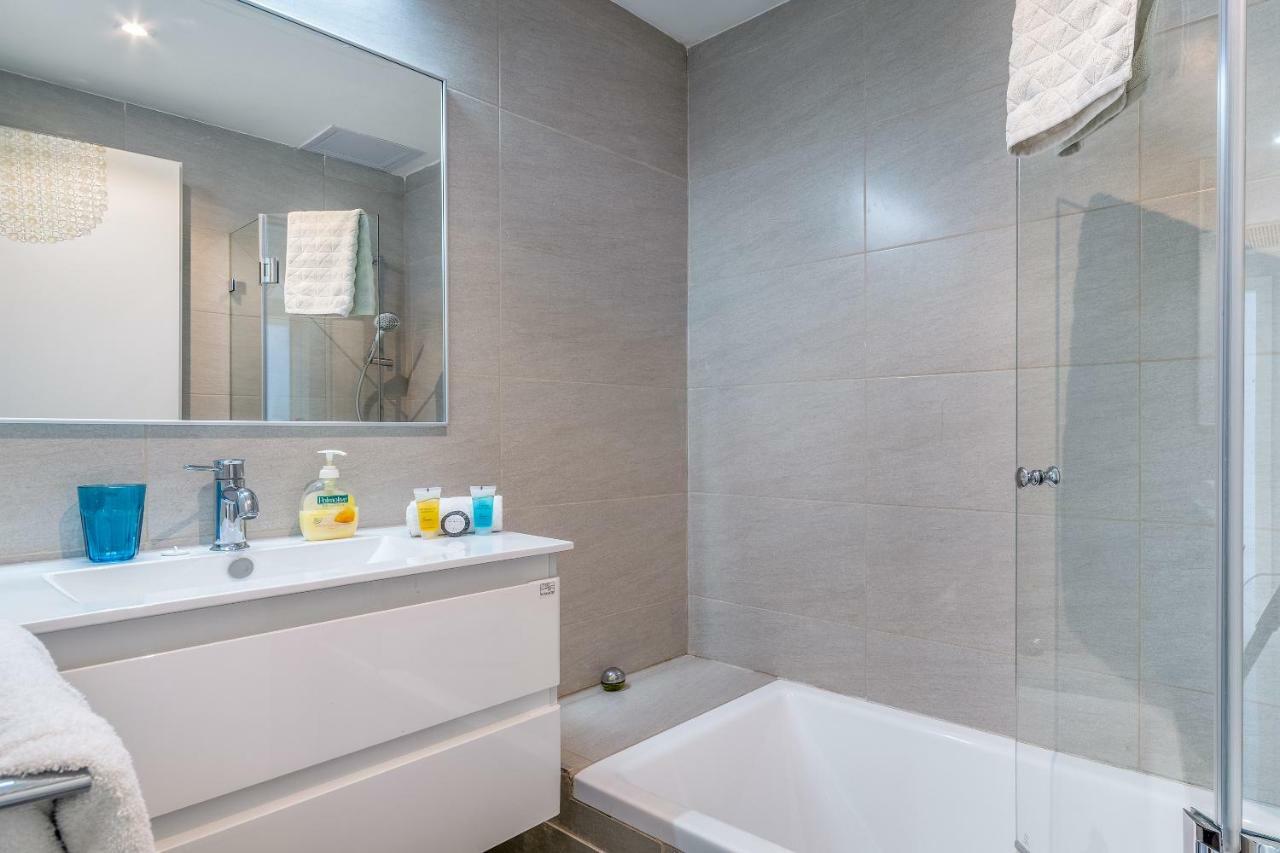 Beautiful Sunny 3 Bedrooms In Font Of The Beach Tel Aviv Eksteriør billede