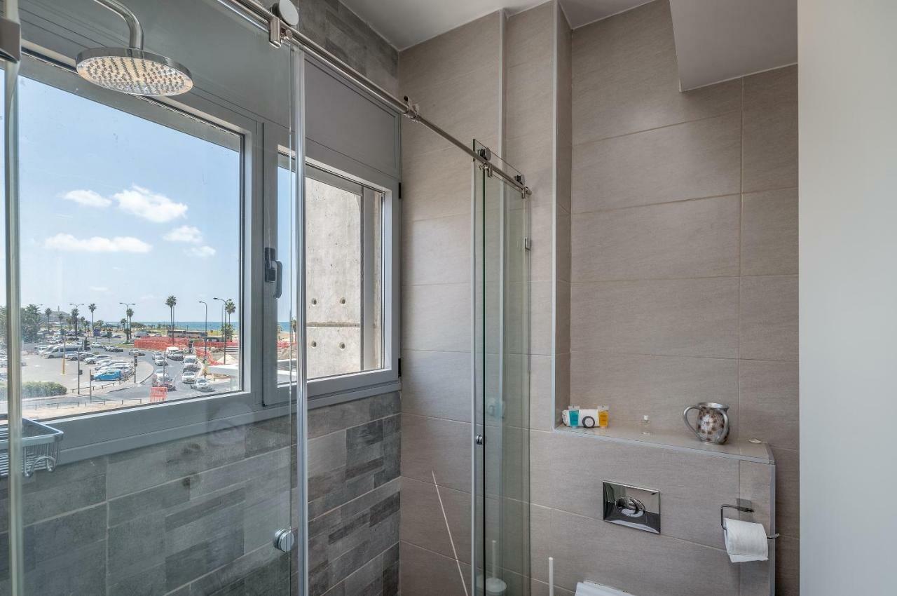 Beautiful Sunny 3 Bedrooms In Font Of The Beach Tel Aviv Eksteriør billede