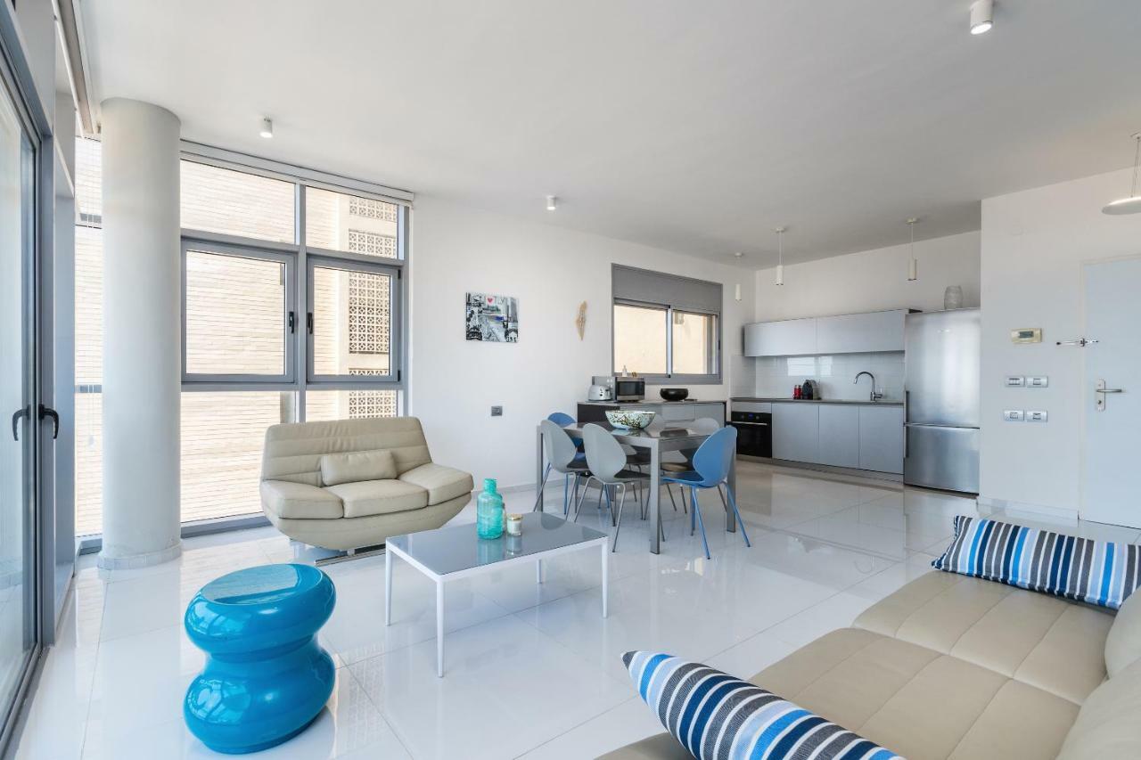 Beautiful Sunny 3 Bedrooms In Font Of The Beach Tel Aviv Eksteriør billede