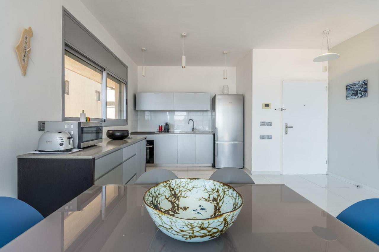 Beautiful Sunny 3 Bedrooms In Font Of The Beach Tel Aviv Eksteriør billede